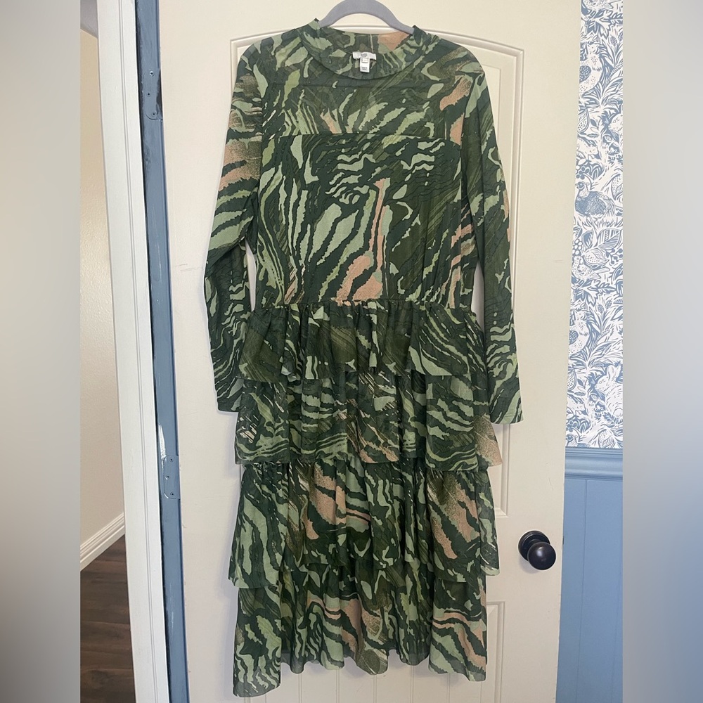 River Island Plus Green and Tan Patterned Top